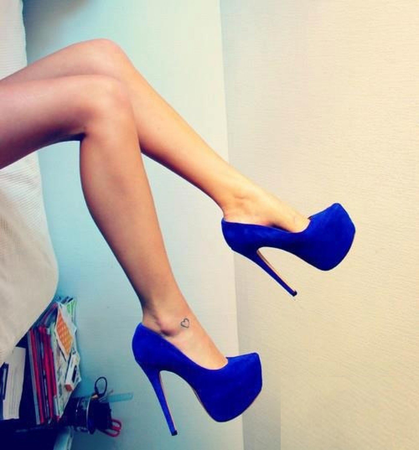 Обнаженная модель в синих туфлях