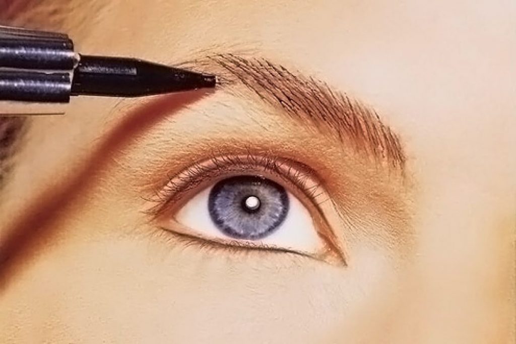 Машинкой над глазом прорисовывают волоски брови в европейской технике