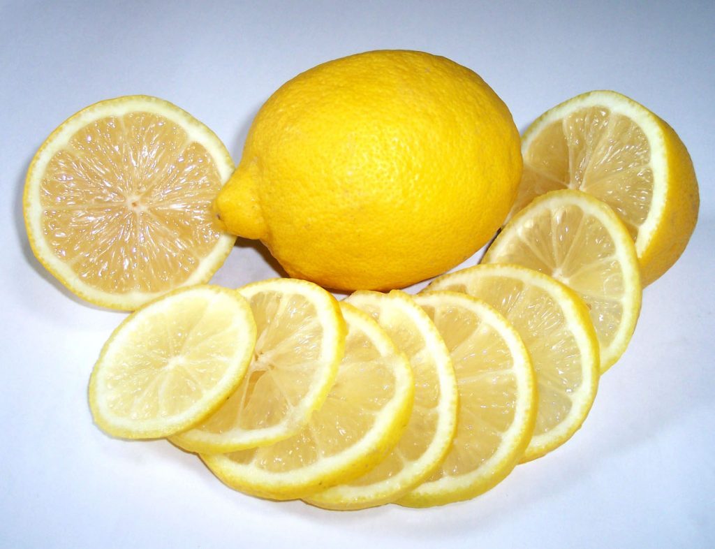 Нарезанный лимон
