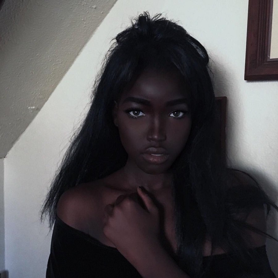 Негритянка светит черной мандой в апартаментах