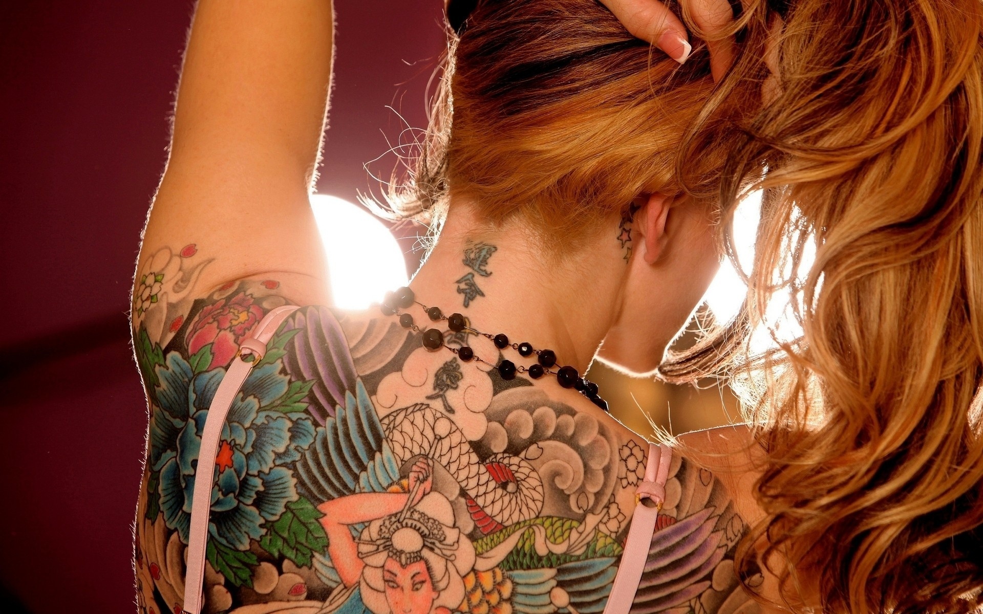 Девица красуется татуировкой на спине