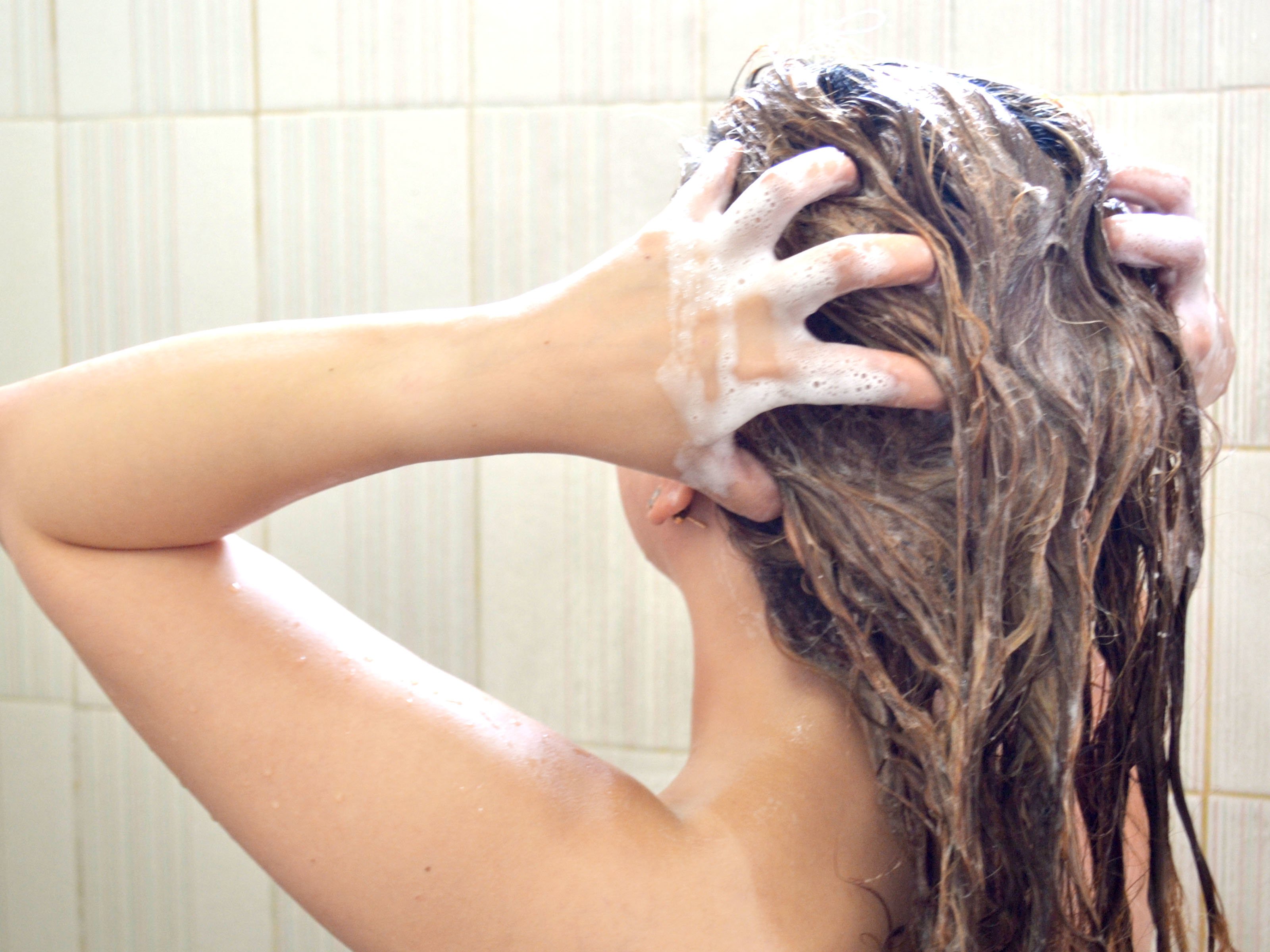Маска для волос после мытья головы. Маска для волос. Мытье головы. Ухоженные вымытые волосы. Маска для волос девушка.