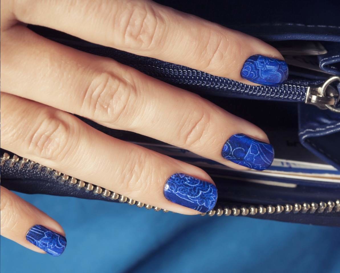 Дизайн синих ногтей 2024. Синий маникюр. Красивые синие ногти. Красивый темно синий маникюр. Синие короткие ногти.