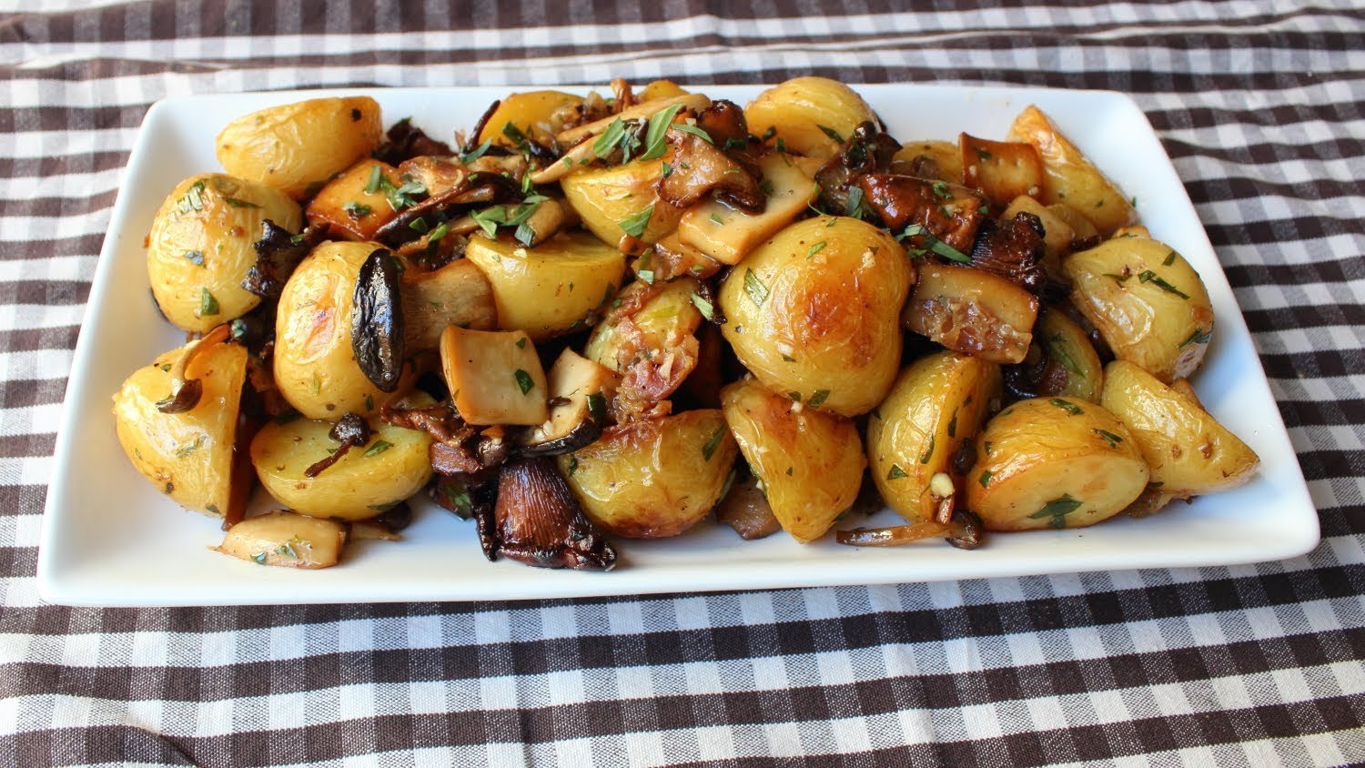 Картошка по деревенски на сковороде с мясом рецепт с фото пошагово