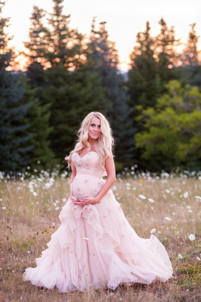 Блондинка в свадебном платье