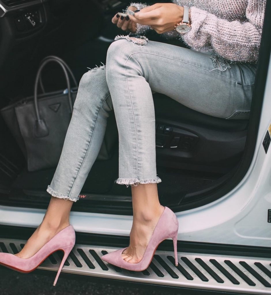 Женские ноги в джинсах в машине