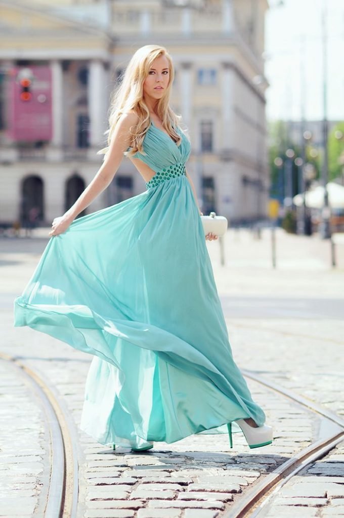 Блондинка в бирюзовом платье