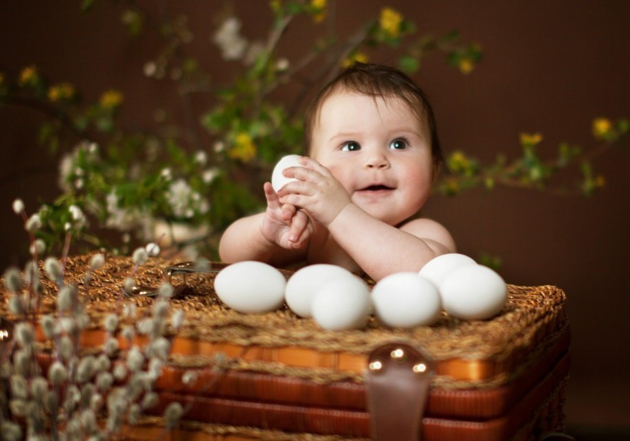 Ребёнок рядом с яйцами