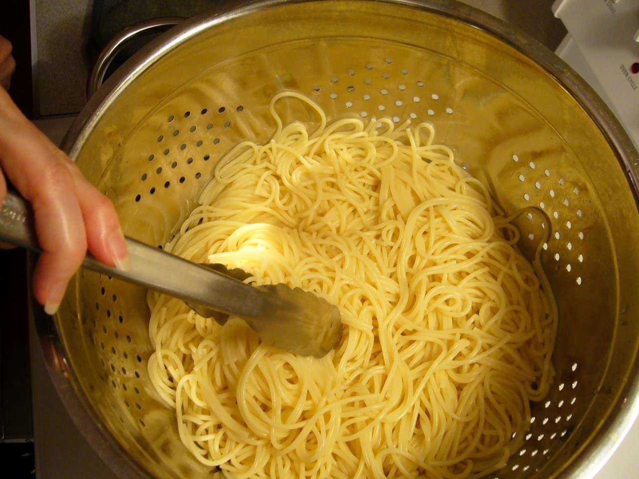 Сколько макарон на 2. Кастрюля для спагетти. Спагетти вареные. Сотейник для пасты. Макароны в кастрюльке.