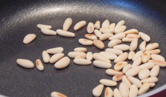 Кедровые орехи в сковороде