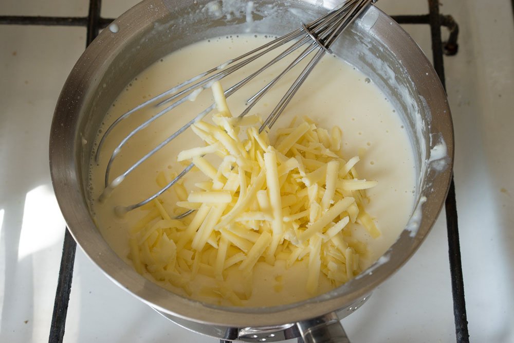 добавляем тёртый сыр в соус