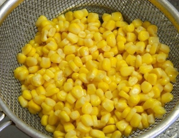 Зерна кукурузы в сите
