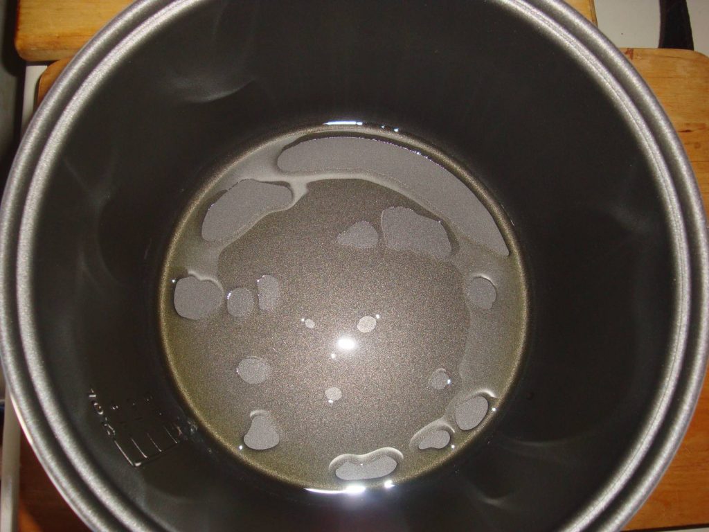 Оливковое масло в чаше мультиварки