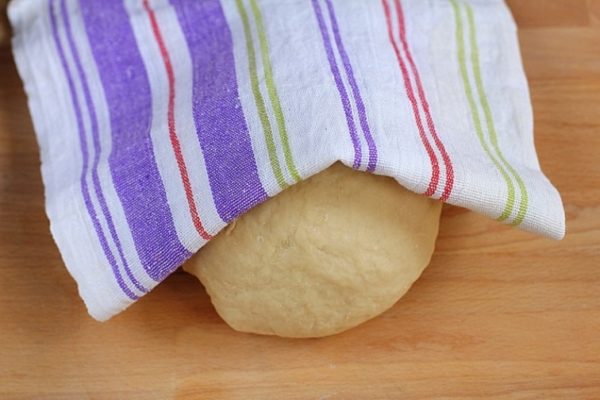 Тесто, накрытое полотенцем
