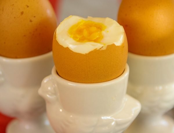 варить яйцо