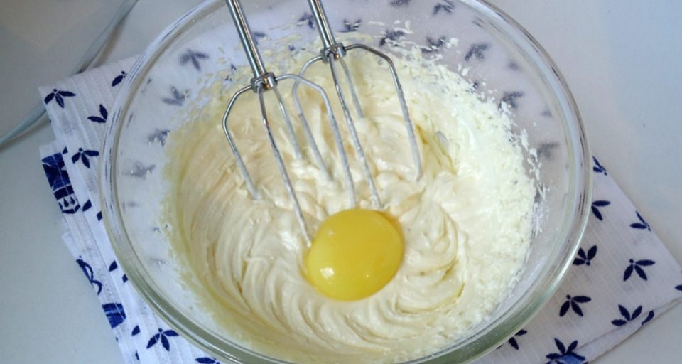 Взбивание яйца и масла