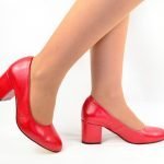 красные туфли на невысоком каблуке