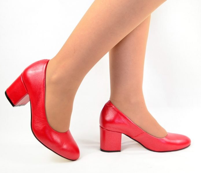 Вайлдберриз туфли женские кожаные на каблуках. Красные туфли. Красные туфли на низком каблуке. Красные туфли на каблуке. Туфли женские на каблуке красные.