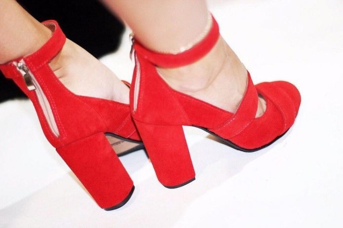 Замшевые красные туфли на каблуке