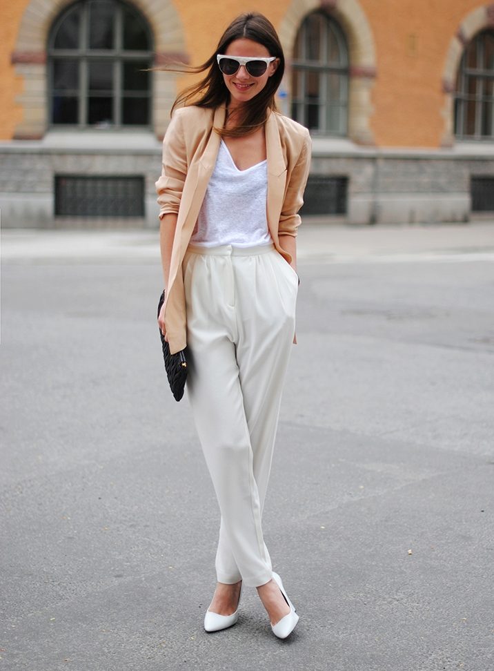 Образ со светлыми брюками женщине