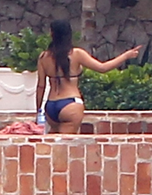 Ким Кардашьян в купальнике без фотошопа
