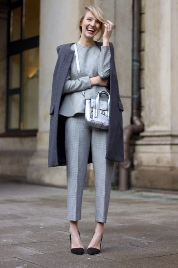 Образы с серыми брюками женщины