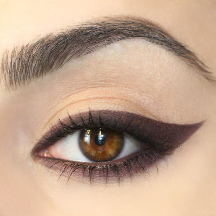 brown eyeliner 695x695 - Красивый макияж тенями для карих глаз