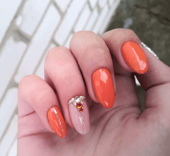 Оранжево-бежевый маникюр с камнями и блестками