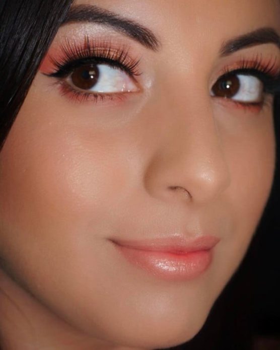 peach makeup 556x695 - Красивый макияж тенями для карих глаз