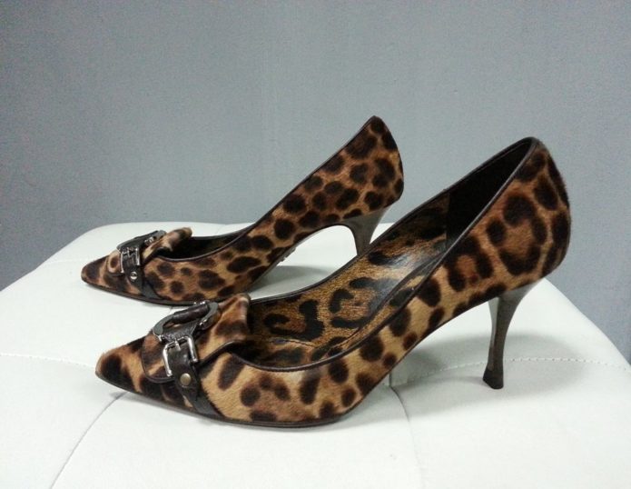 Дорогие туфли с леопардовым принтом
