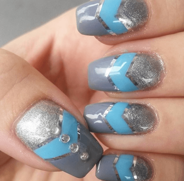 Серо-голубой маникюр с геометрическими узорами