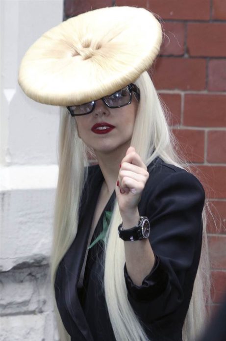 Леди Гага с пуговичей из волос на голове