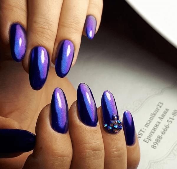 Фиолетовый маникюр со втиркой