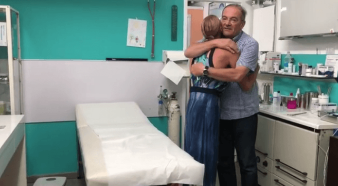 Волочкова обнимается с врачом
