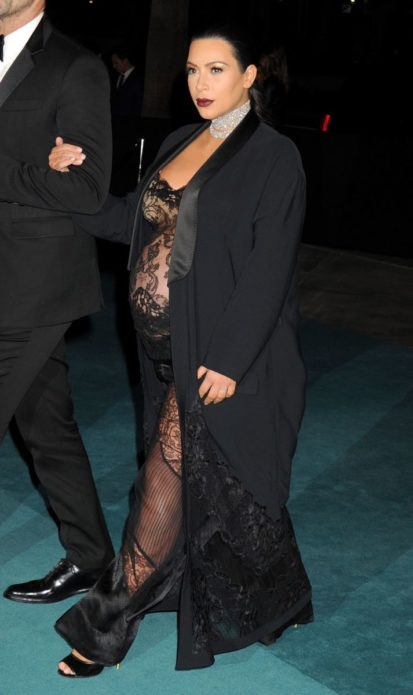 Беременная Ким Кардашьян в прозрачном платье