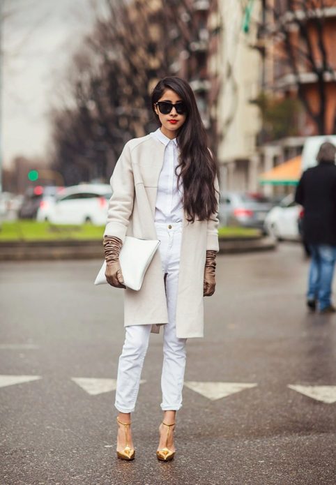 белые джинсы и пальто