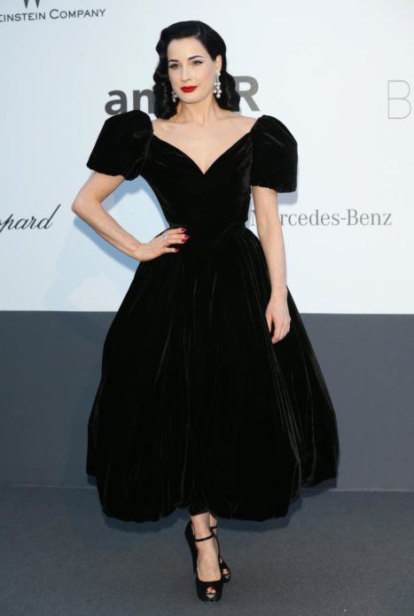 Дита фон Тиз в чёрном бархатном платье