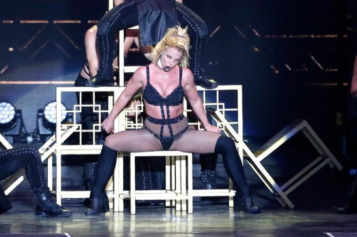 Бритни Спирс шокировала выбором концертных костюмов