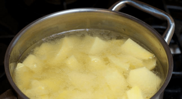 Картофель в кастрюле