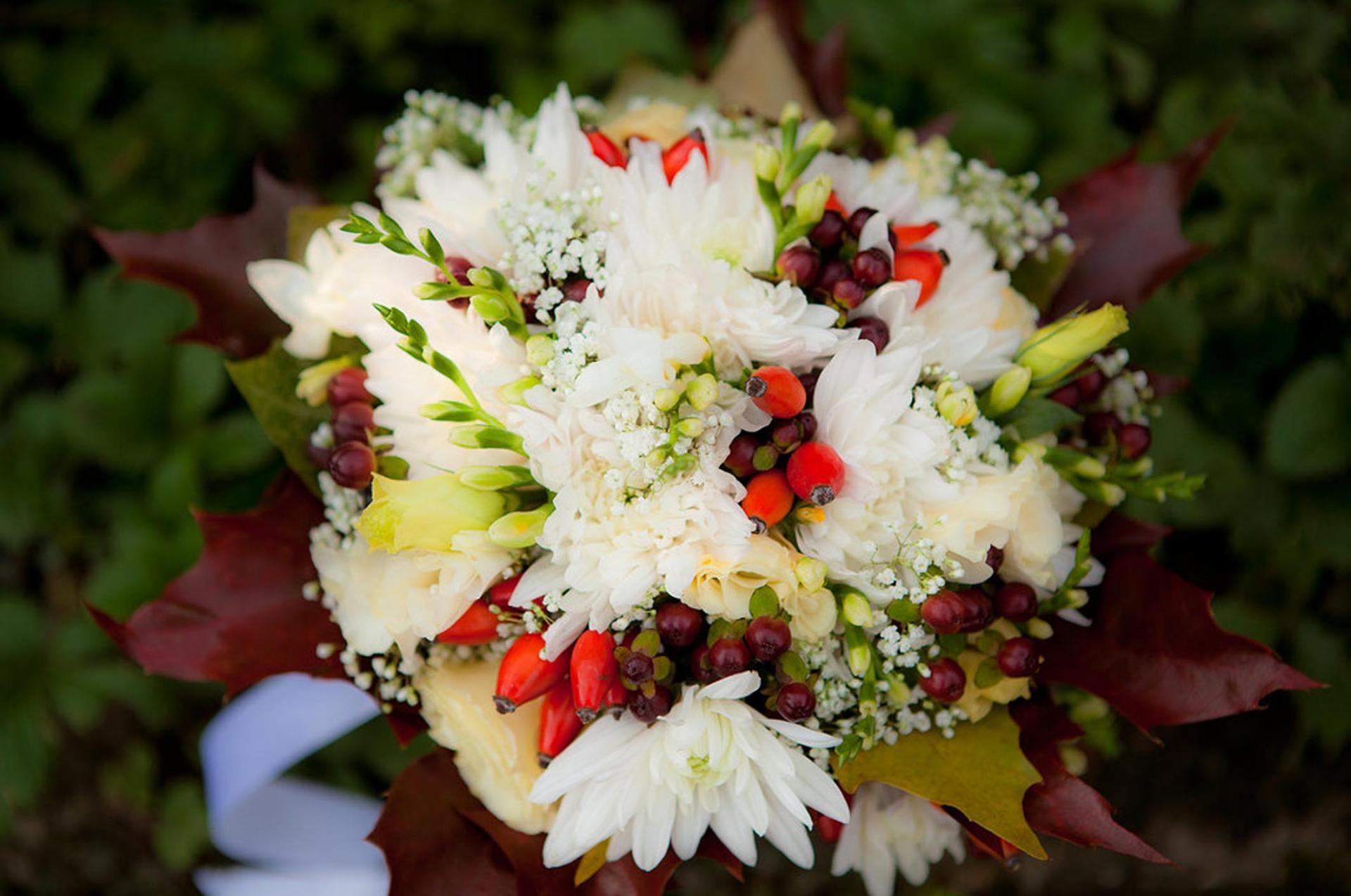 Осенний букет невесты с хризантемой