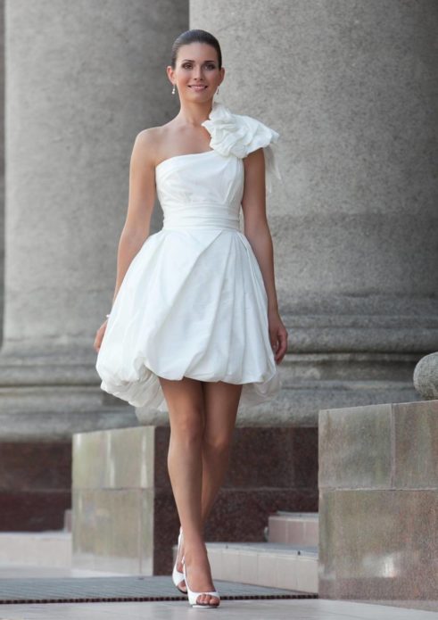 Асимметричное свадебное платье