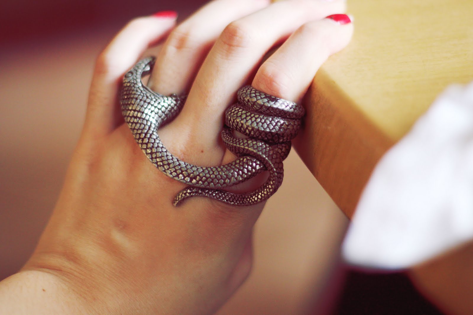 Украшает змей. Ефремов кольцо змейка. Кольцо змея Ефремов. Кольцо змея Санлайт. Змея украшение.