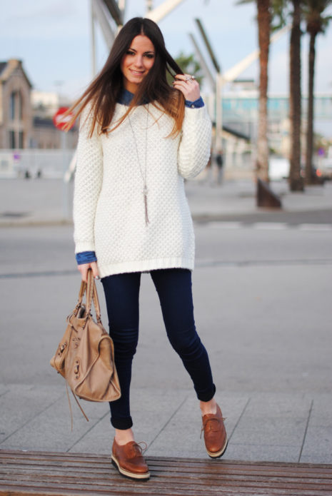 Модный белый свитер