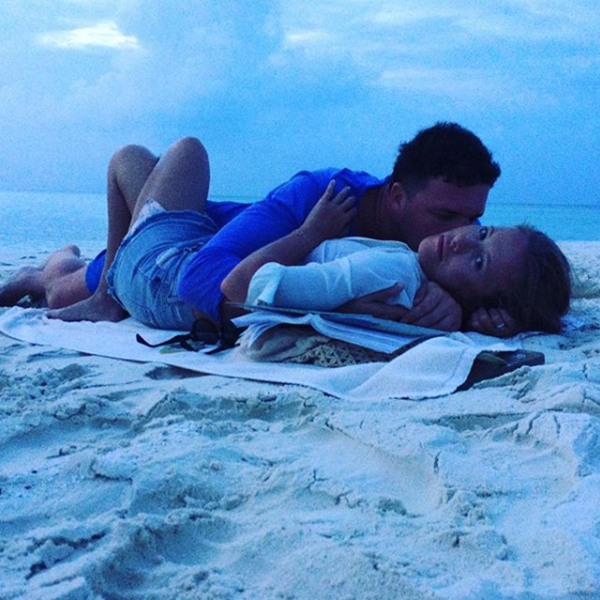 Виторган и Собчак целуются на пляже