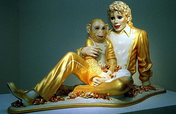Скульптура Майкла Джексона с шимпанзе