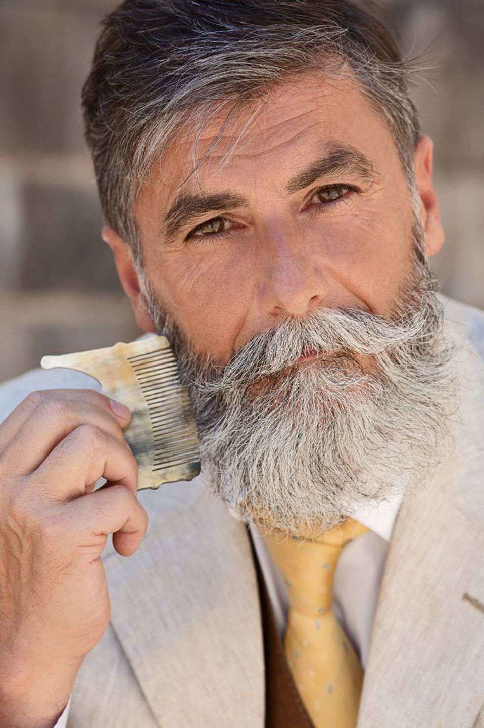 Мужчины под 60. Пожилой мужчина с бородой. Седая борода. Седые прически мужские.