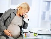 У беременной, страдающей от насморка, на рабочем столе находится Оксолиновая мазь