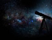 Телескоп, направленный на звёздное небо