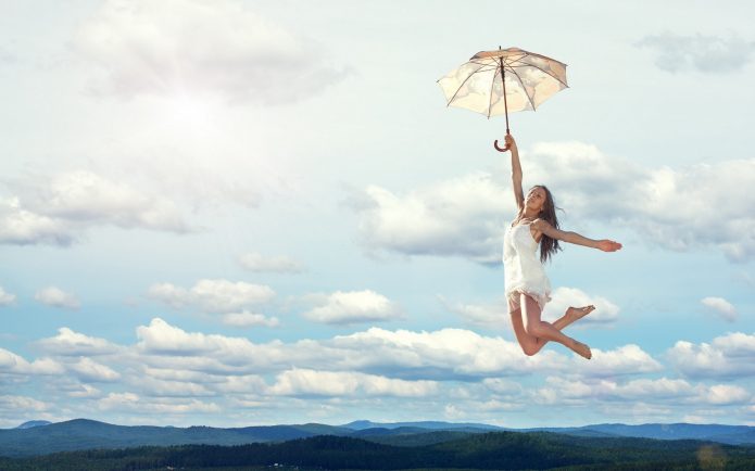 летящая девушка с зонтом, облака, голубое небо