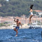 Селена И Томассо прыгают с яхты в море